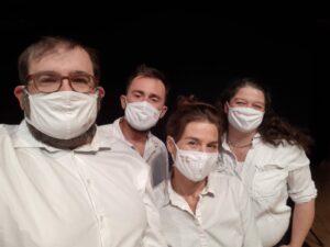 photo de l'équipe "masquée", compagnie professionnelle de théâtre forum